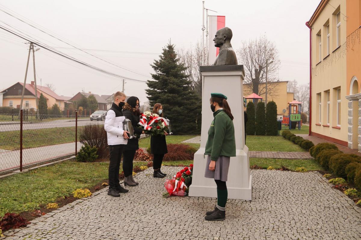 Złożenie kwiatów pod pomnikiem w Gniewczynie było tylko jedną z form oddania hołdu „Monterowi”, bowiem społeczność tutejszej szkoły, której generał jest patronem, nagrała okolicznościowe filmy.<br/>fot.UG Tryńcza