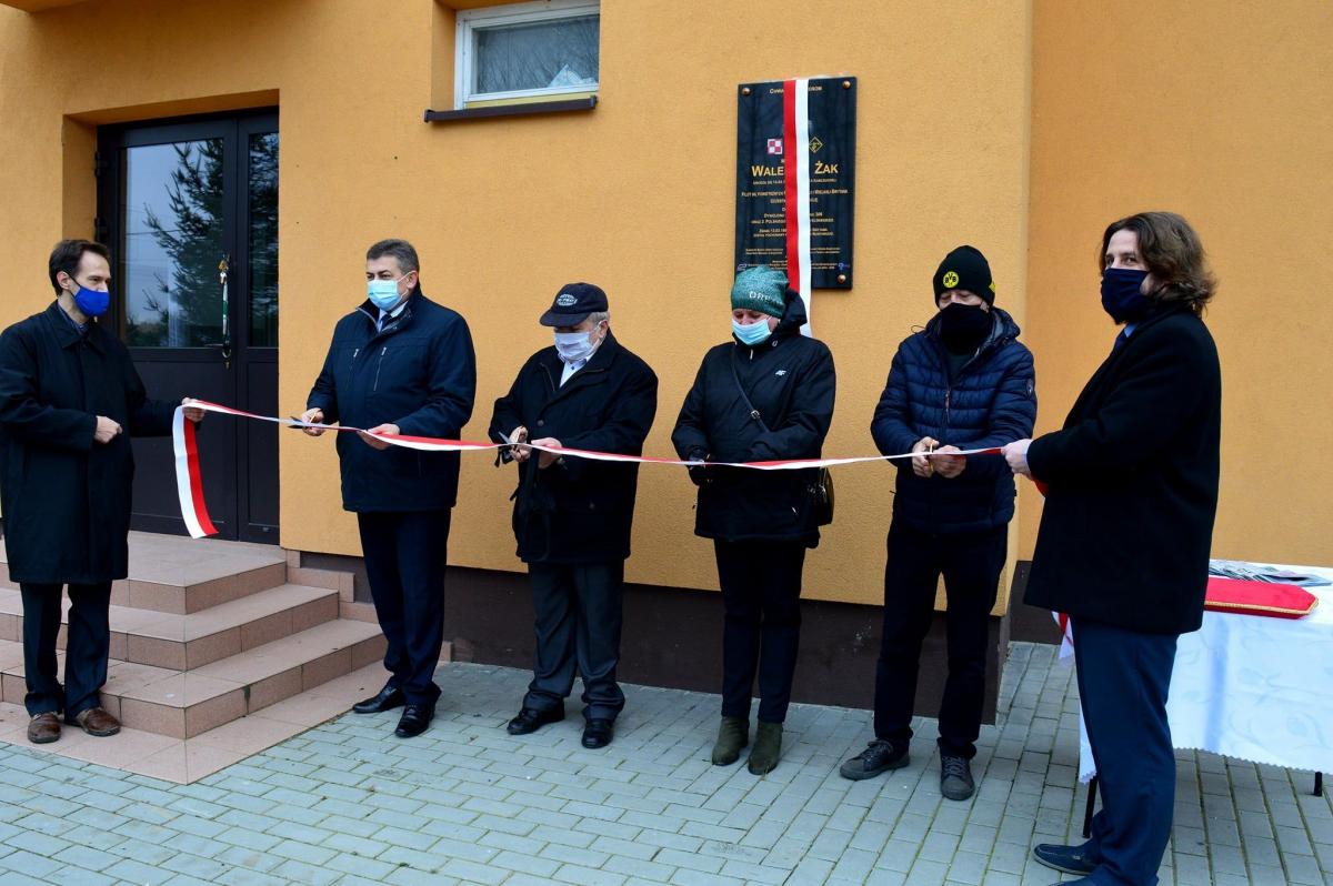 Wstęgę przy tablicy ze względów sanitarnych przecięto w kameralnym gronie.<br/>fot.UMiG Kańczuga
