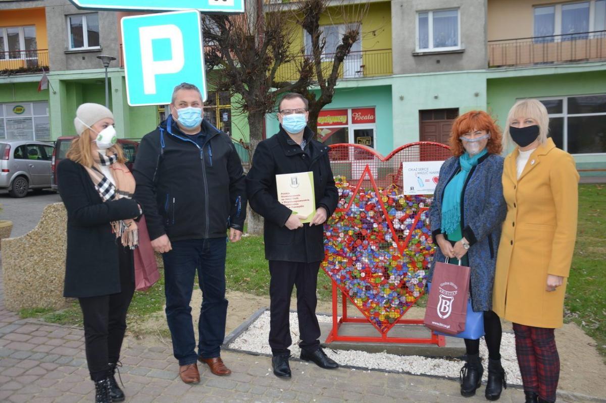 W centrum Birczy 24 listopada br. stanął czerwony kosz w kształcie serca, mogący pomieścić aż 150 kg plastikowych nakrętek. Zbiórka została oficjalnie otwarta przez Beatę Gumienny –wiceprzewodniczącą zarządu PSONI w Przemyślu, sekretarza zarządu Małgorzatę Dańczak-Maksym, wójta gminy Bircza Grzegorz