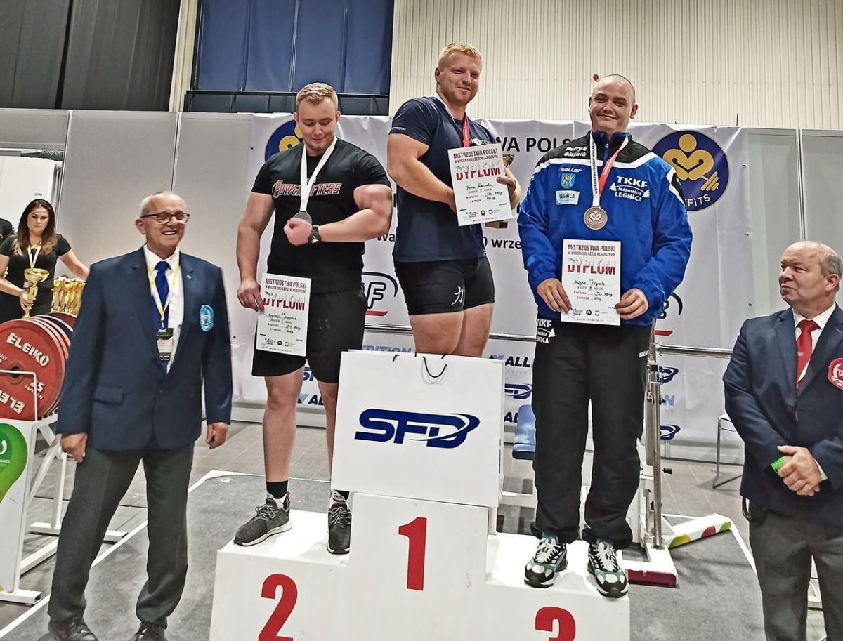 Piotr Marszał (na najwyższym stopniu podium) ze Świętoniowej został mistrzem Polski juniorów dla 23 lat w wyciskaniu sztangi leżąc.<br/>fot.ze zbiorów własnych