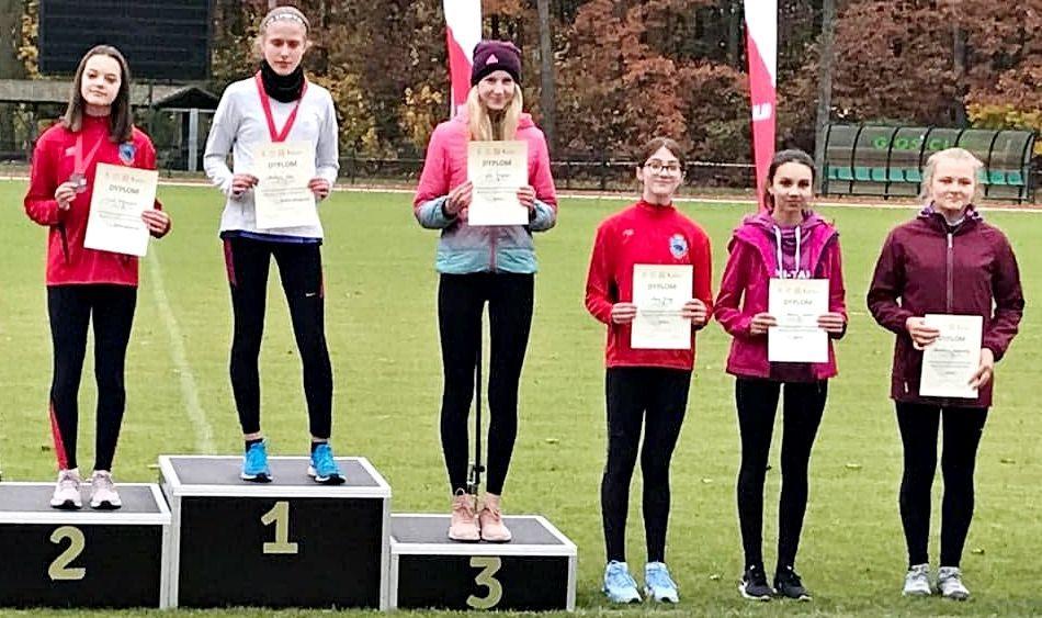 Najlepsze zawodniczki w biegu na 1,5 km wśród młodziczek. Pierwsza z lewej Julia Błaszczak, trzecia z prawej Anna Procyk (obie UKS Tempo 5 Przemyśl).<br/>fot.ze zbiorów własnych