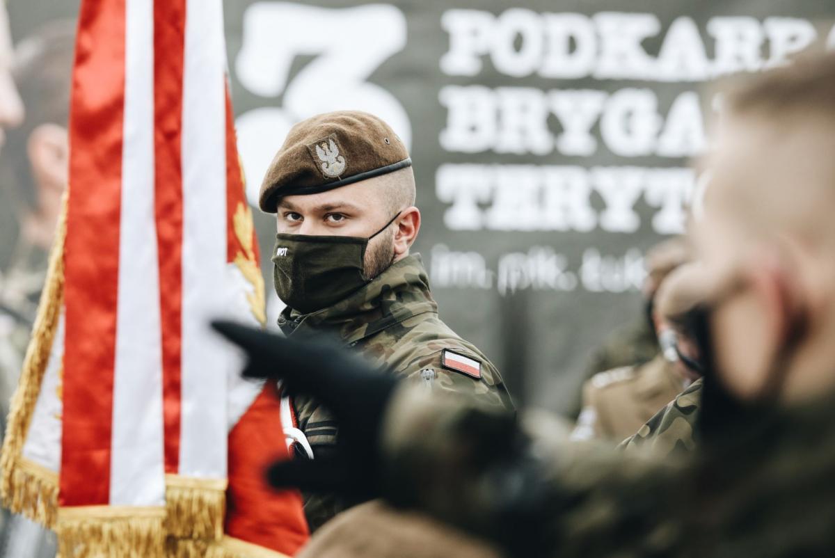 Żołnierze przysięgali na sztandar 3. PBOT, który w 80. rocznicę powstania Polskiego Państwa Podziemnego i w dniu święta WOT płk D. Słota odebrał z rąk zwierzchnika sił zbrojnych, prezydenta RP Andrzeja Dudy.<br/>fot.3. PBOT