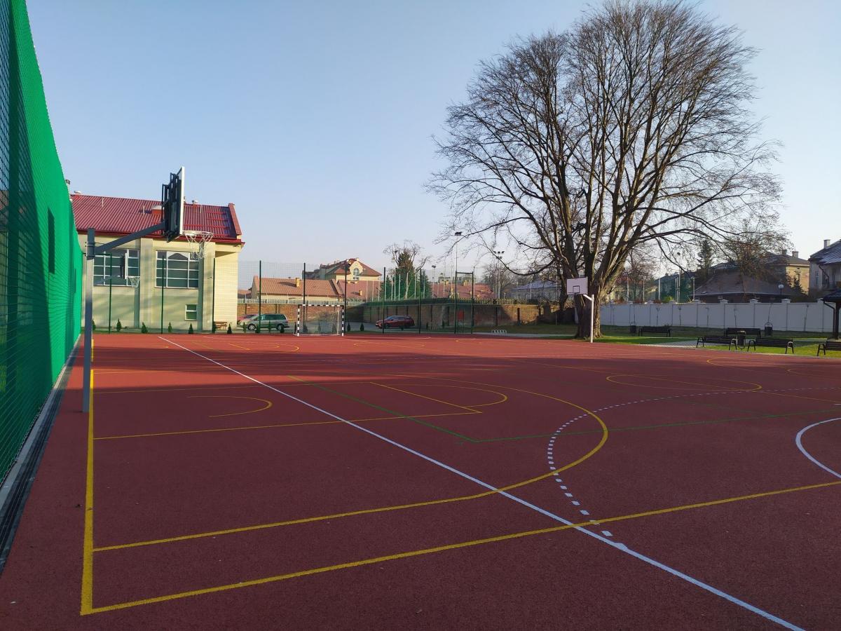 Kosztujący pół miliona zł kompleks boisk na terenie POSiR-u, na zapleczu hali sportowej przy ul. Mickiewicza, wygląda całkiem nieźle.<br/>fot.POSiR Przemyśl