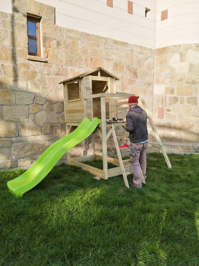W pobliżu strażnicy  ustawiono niewielki plac zabaw.<br/>fot.UG Tryńcza