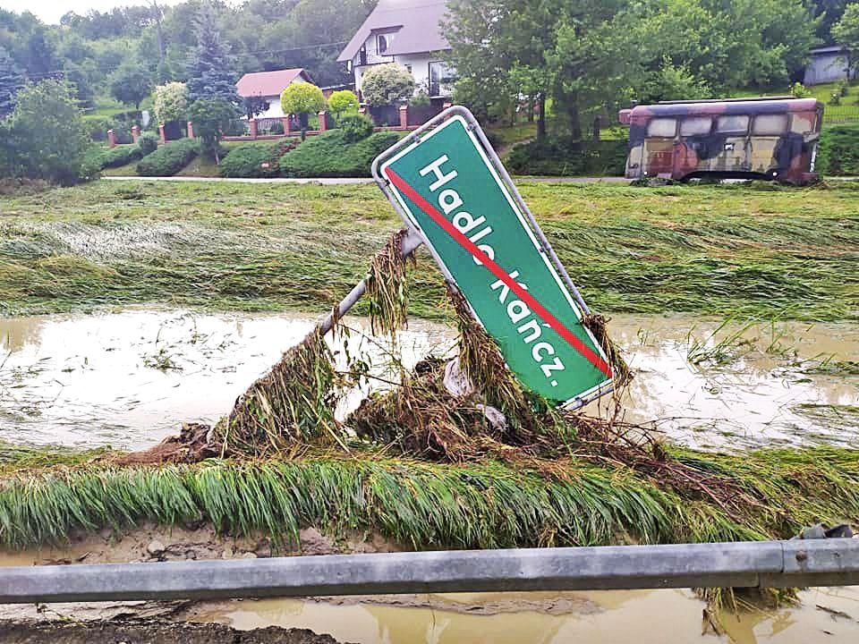Jedno z symbolicznych zdjęć czerwcowej powodzi na terenie gminy Jawornik Polski.<br/>fot.ze zbiorów własnych