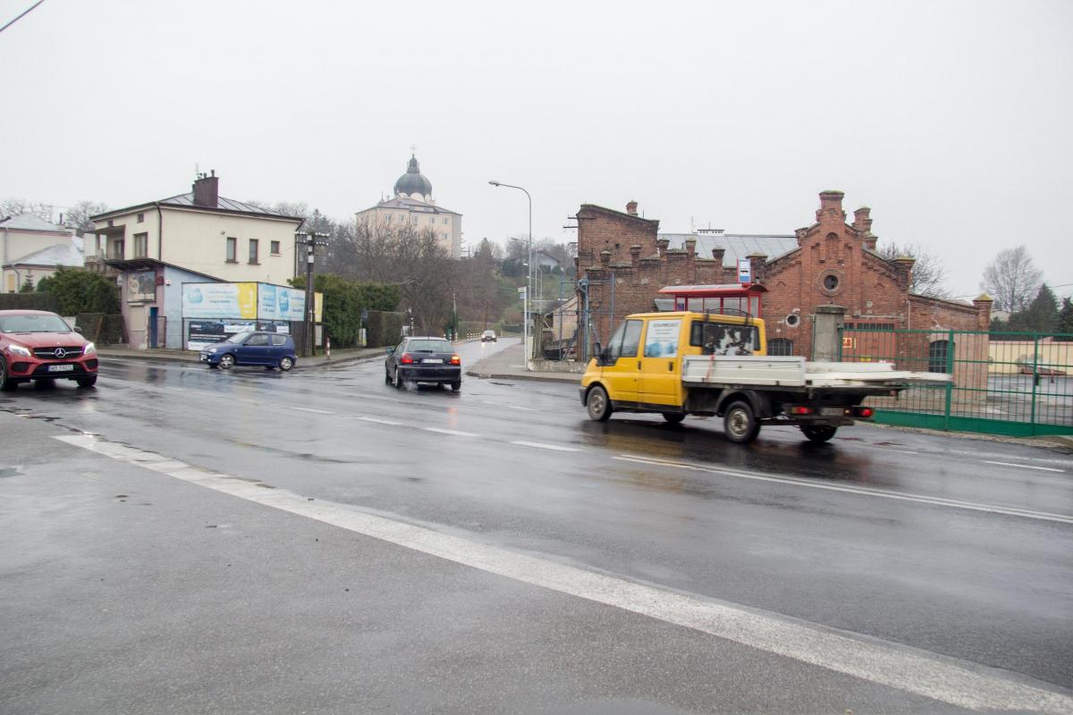 W przyszłym roku za przecięcie jezdni w tym miejscu pieszy będzie się musiał liczyć z mandatem.<br/>fot.Bartłomiej Pacek