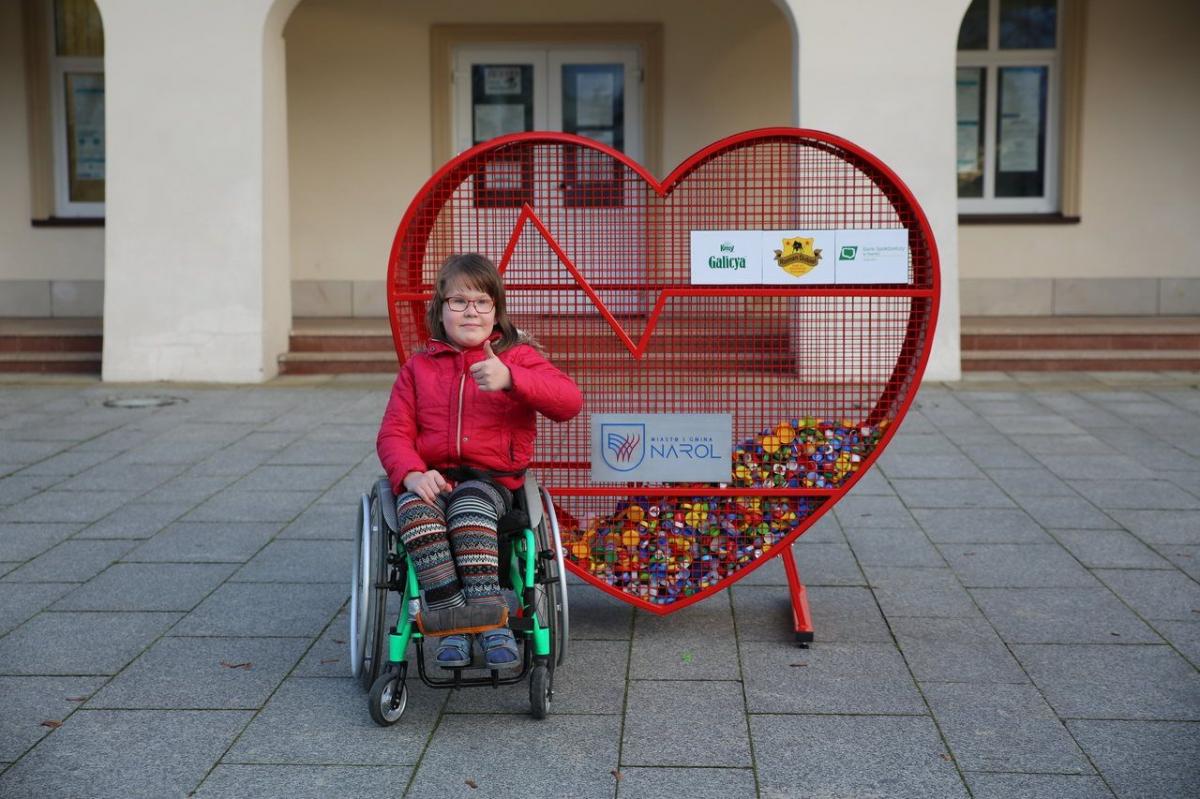 12-letnia Karolinka Wolanin z Kadłubisk w gminie Narol wykorzysta zebrane dla niej nakrętki na sfinansowanie rehabilitacji i leczenia. To wprawdzie kropla w morzu potrzeb, ale takie małe gesty, pomnożone po wielokroć, przynoszą wymierne efekty.<br/>fot.UMiG Narol