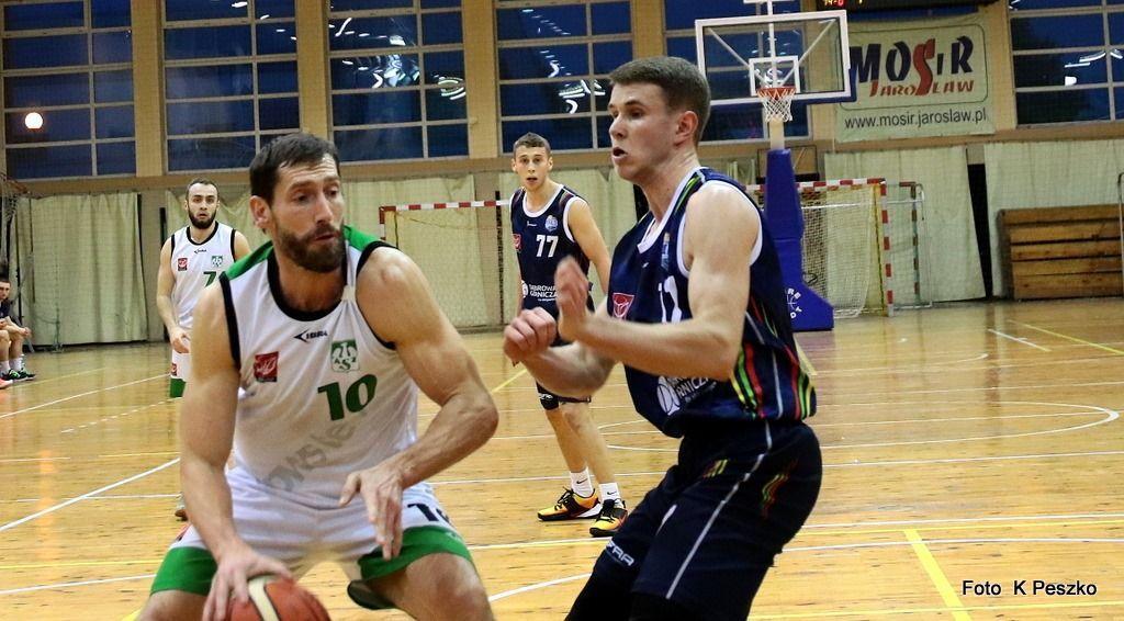 Artur Mikołajko (przy piłce) po 40 minutach meczu w Gliwicach zapisał na swoim koncie nie wiadomo który już double-double (11 pkt; 12 zbiórek).<br/>fot.Krzysztof Peszko