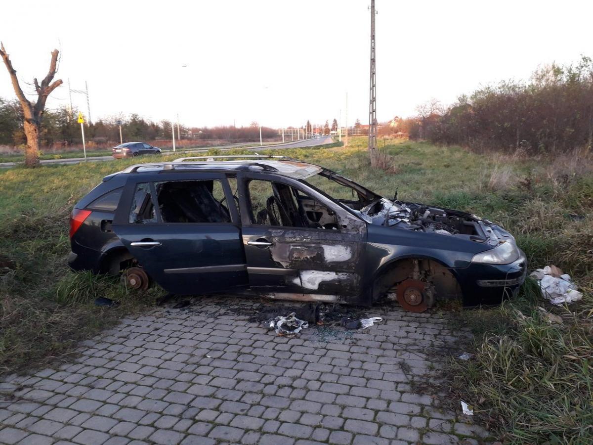 Rozbebeszone, porzucone auto pozostawione przy ul. Rzeźniczej, niedaleko przemyskiej galerii handlowej.fot.Urszula Gielo
