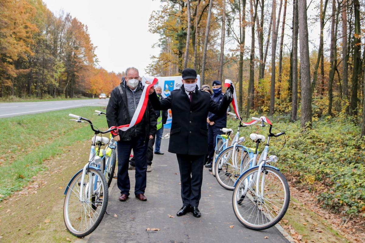 Symbolicznego przecięcia wstęgi dokonali: wicemarszałek województwa podkarpackiego Piotr Pilch, przedstawiciele wykonawcy oraz Podkarpackiego Zarządu Dróg Wojewódzkich, Komendant Powiatowy Policji w Przeworsku mł. insp. Mariusz Kulaga, radni na czele z przewodniczącą Zofią Nowak, sołtysi wsi Gniewcz