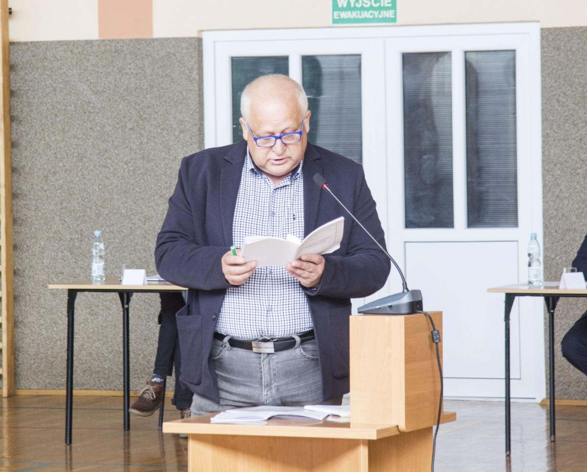 . Józef Szlag, przewodniczący Klubu Radnych „Dialog i współpraca”:
– Pan wójt pozwolił sobie kolejny raz na granie na uczuciach. To zawsze dobrze się sprzedaje. Tym razem na tapetę wziął jakże wrażliwą materię – dobro dzieci.
<br/>fot.Bartłomiej Pacek