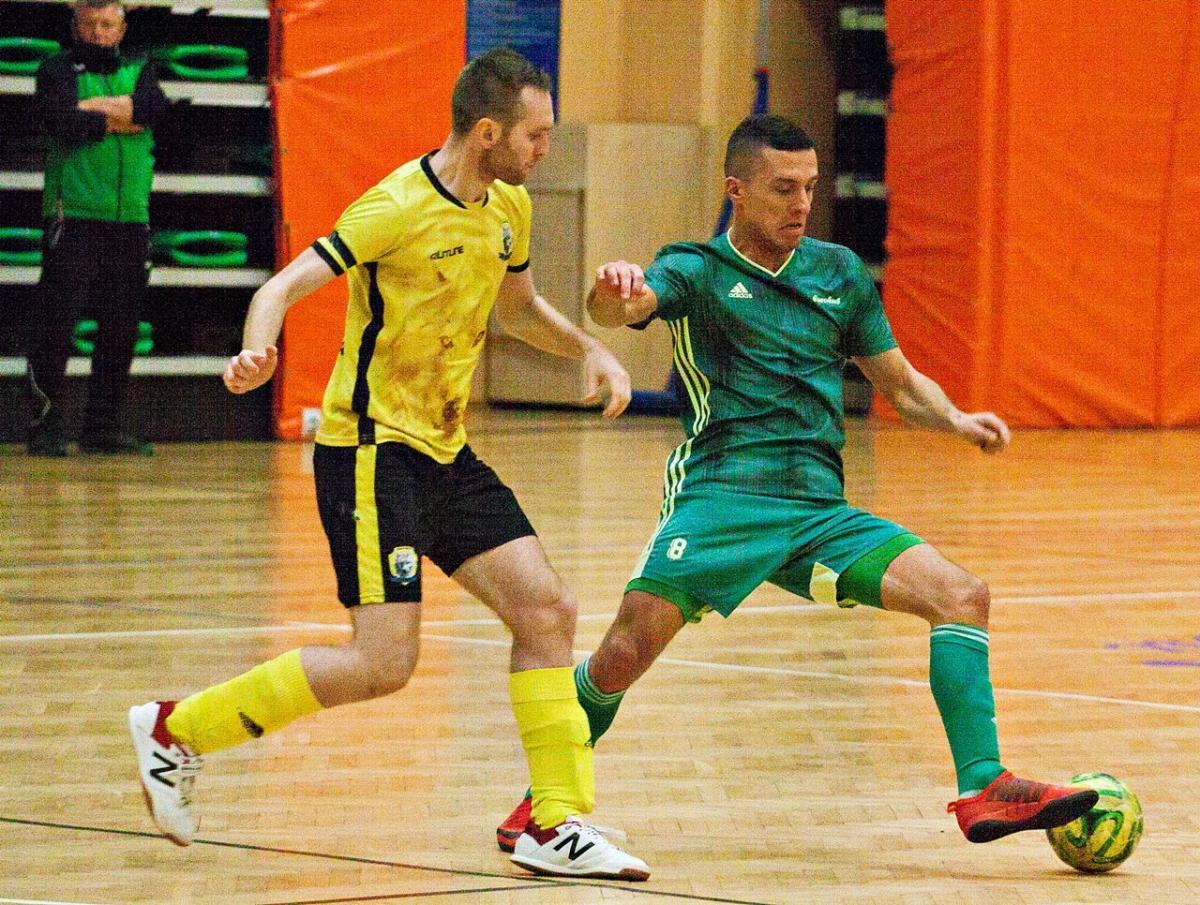 Lider IV-ligowej Polonii Przemyśl Mateusz Wanat (z prawej) strzelił na inaugurację II ligi futsalu 5 bramek.<br/>fot.Kamil Krukiewicz