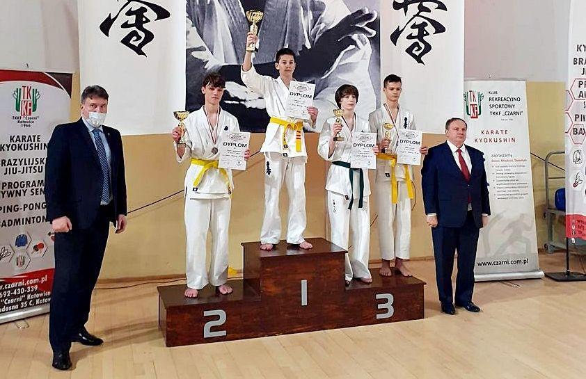 Sebastian Goń z Przeworskiego Klubu Karate Kyokushinkai na najwyższym stopniu podium.<br/>fot.ze zbiorów własnych