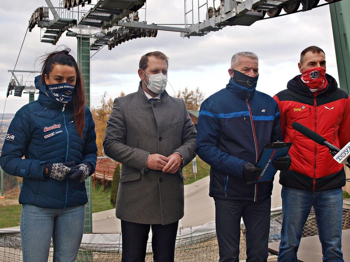 Od lewej: dyrektor POSiR Greta Ostrowska, zastępca prezydenta Przemyśla Bogusław Świeży, poseł KO Marek Rząsa i znany instruktor narciarstwa, trener koszykówki, nauczyciel wf, były koszykarz Daniel Puchalski.<br/>fot.Mariusz Godos