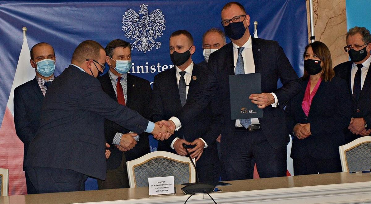 Umowę parafowali prezydent miasta Wojciech Bakun oraz wiceprezes Krajowego Zasobu Nieruchomości Michał Sroka (drugi z lewej).<br/>fot.Mariusz Godos