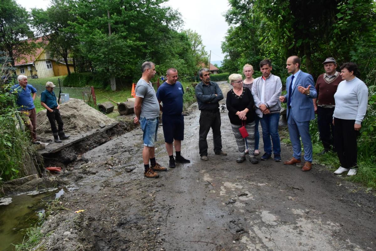 Zrobiono pierwszy krok w kierunku długo oczekiwanego remontu ul. Kruhel Wielki. Zdjęcie wykonane na ul. Jastrzębiej, która w czerwcu w czasie ulewy ucierpiała z powodu złego stanu ul. Kruhel Wielki. <br/>fot.Paweł Bugira