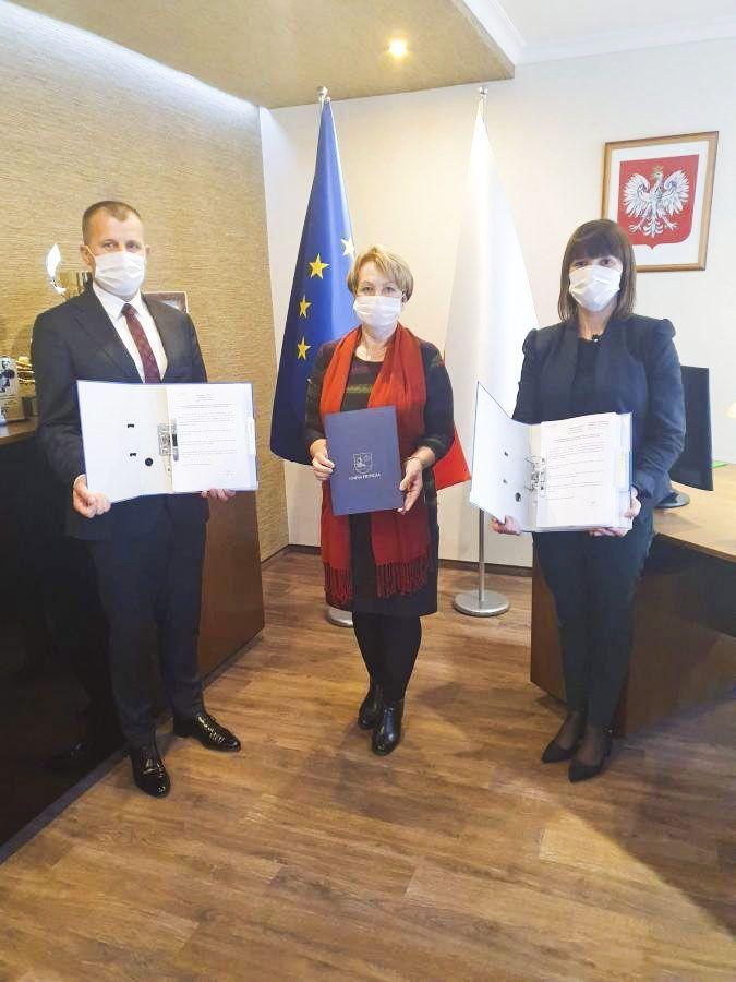 Projekt budżetu przekazano na ręce przewodniczącej rady gminy Tryńcza Zofii Nowak.<br/>fot.UG Tryńcza
