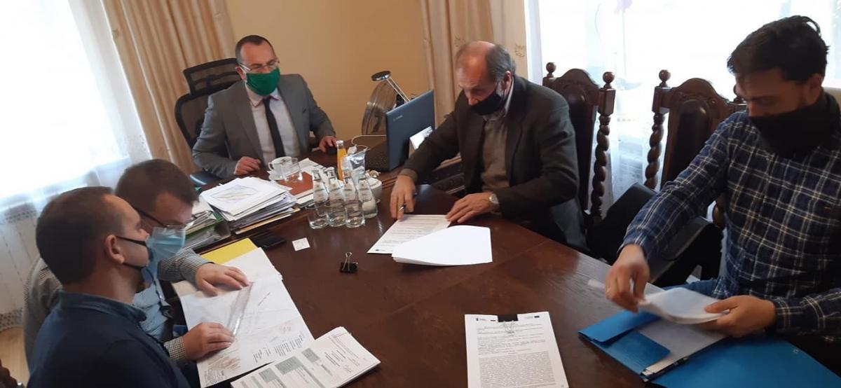 Kilka dni temu w siedzibie Urzędu Gminy w Żurawicy podpisana została umowa na rozbudowę sieci wodociągowej na terenie gminy. Wykonawcą jest firma „Rein” z Rzeszowa, zajmująca się także m.in. uzdatnianiem wody czy systemami pompowymi.<br/>fot.UG Żurawica