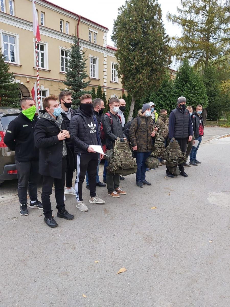 Kandydaci na terytorialsów 16-dniowe szkolenie rozpoczęli tuż po przekroczeniu bramy koszar w Jarosławiu przy ul. 3 Maja 67.<br/>fot.3. PBOT