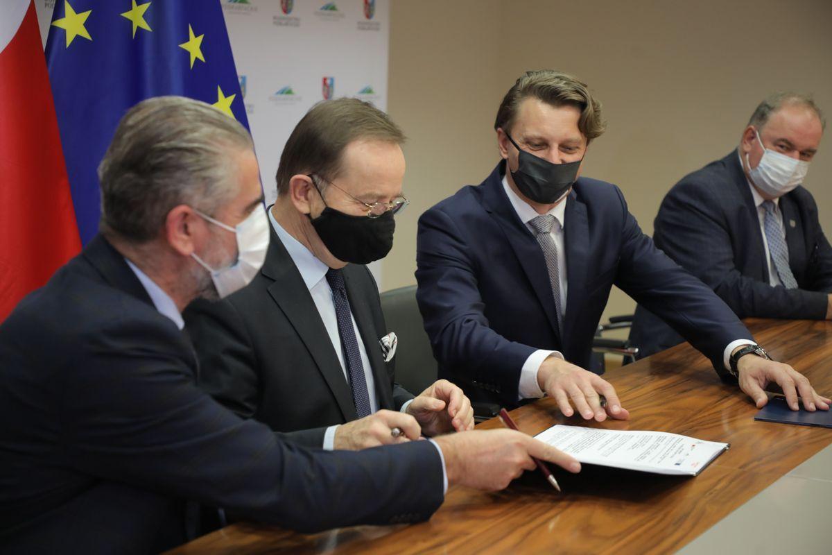 Podpisanie umowy na budowę obwodnicy Narola odbyło się w zaciszu gabinetów i bez udziału gości z zewnątrz. <br/>fot.D. Kozik
