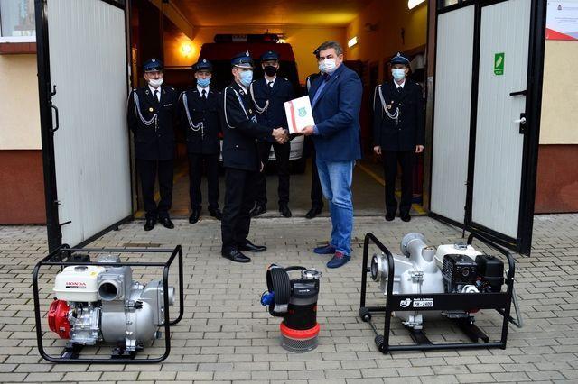 Wielkiej pompy z racji trwającej pandemii nie było. Przekazanie sprzętu miało charakter symboliczny. Wzięli w nim udział burmistrz miasta i gminy Kańczuga Andrzej Żygadło, naczelnik miejscowej OSP Krzysztof Przybylak oraz skromna delegacja strażaków.<br/>fot.UMiG Kańczuga