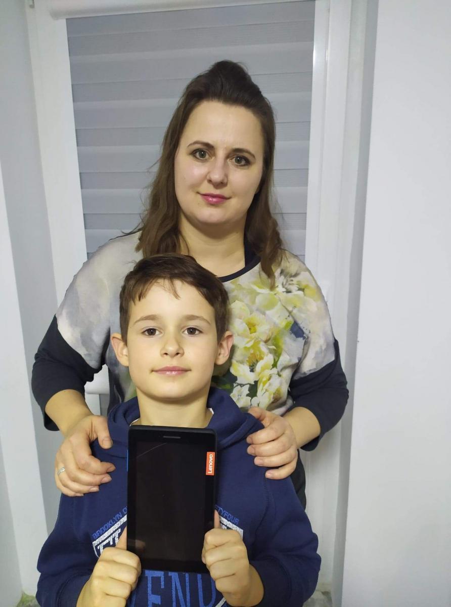 Udział w projekcie „Być jak Rockefeller” jest dla drugoklasisty Janka wspaniałą przygodą i lekcją życia, a otrzymany tablet nieocenioną pomocą w zdalnych lekcjach. Na zdjęciu z mamą Marzeną.<br/>fot.ze zbiorów własnych