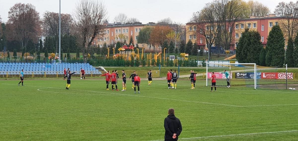 W meczu w Kraśniku zespół Wólczanki Stal Systems (czerwone koszulki) w doliczonym czasie gry uratował punkt.<br/>fot.www.facebook.com/wolczankastalsystems