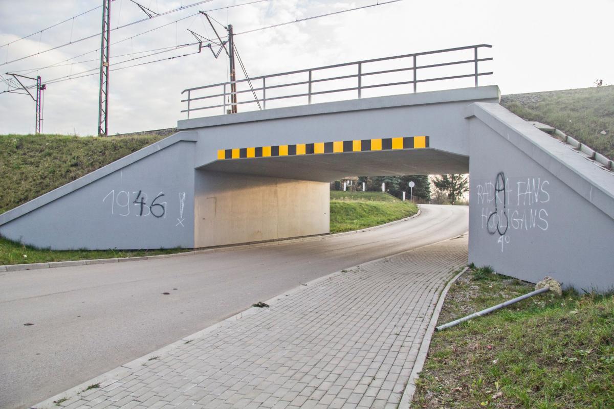 Wysmarowanie wiaduktu to w tej chwili najmniejszy z problemów, w jakie wpakowali się młodzi mężczyźni.<br/>fot.Bartłomiej Pacek