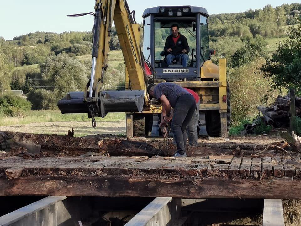 Kilka tygodni temu rozpoczął się remont mostu w Manasterzu (przysiółek  Zagórze) koło szkoły. Aby obniżyć koszty, demontaż konstrukcji drewnianej wykonywali pracownicy gminy.<br/>fot.UG Jawornik Polski