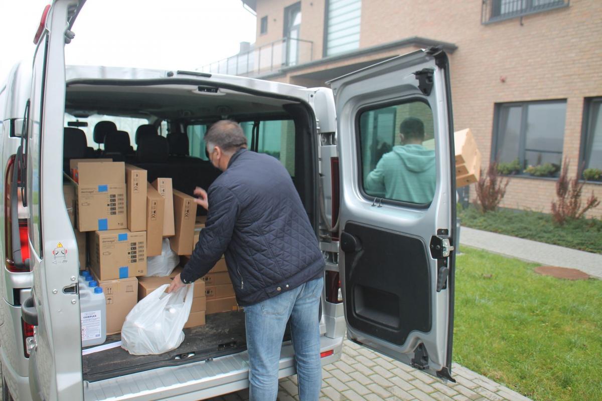 Przez dwa dni przedstawiciele Starostwa Powiatowego w Jarosławiu przekazywali do 14 placówek z terenu powiatu środki ochrony osobistej i płyny do dezynfekcji z zapasów, którymi dysponuje wojewoda podkarpacki.<br/>fot.Starostwo Powiatowe w Jarosławiu