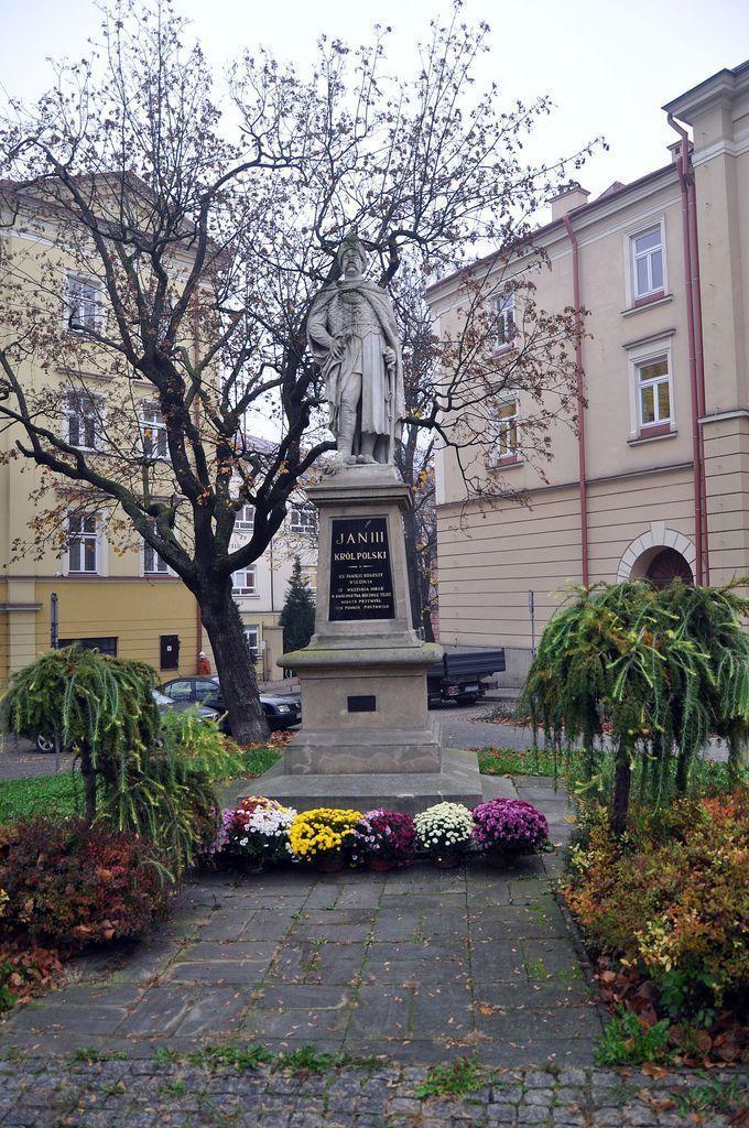 9 listopada br. Przemyśl został udekorowany kwiatami, które trafiły m.in. na Rynek, przed pomniki: Ojca Świętego Jana Pawła II przy placu Niepodległości, Adama Mickiewicza i króla Jana III Sobieskiego.<br/>fot.UM Przemyśl