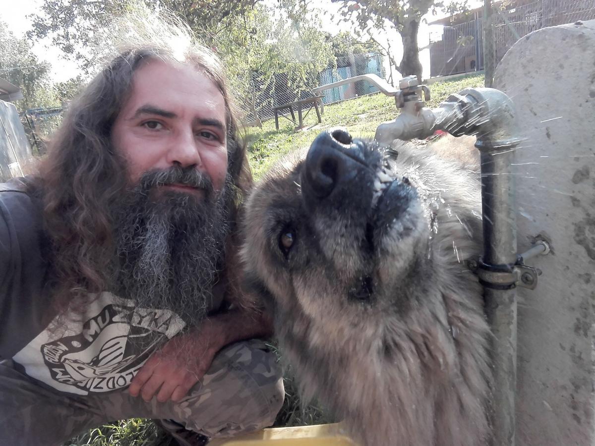 Zdaniem Wioletty Pająk, siostry Przemysława Grządziel, jest on właściwym człowiekiem, na właściwym miejscu. W pół roku zmienił to miejsce i byt tym zwierzętom. Walczył, tworzył zbiórki, pisał pisma.<br/>fot.ze zbiorów Przemysława Grządziela