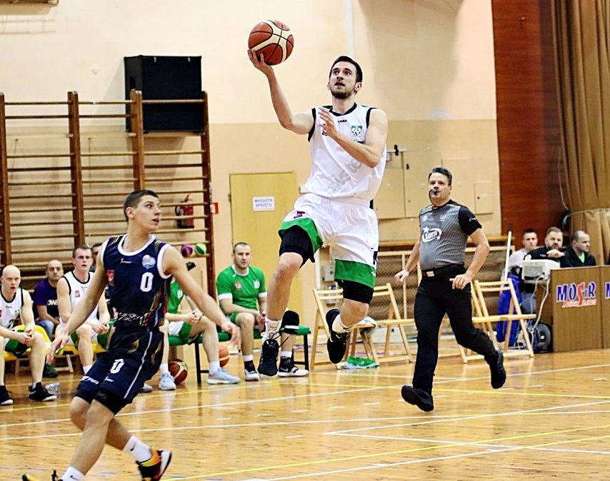 W akcji Wiktor Majka, zdobywca 8 punktów w meczu z AZS AGH Kraków.<br/>fot.Krzysztof Peszko