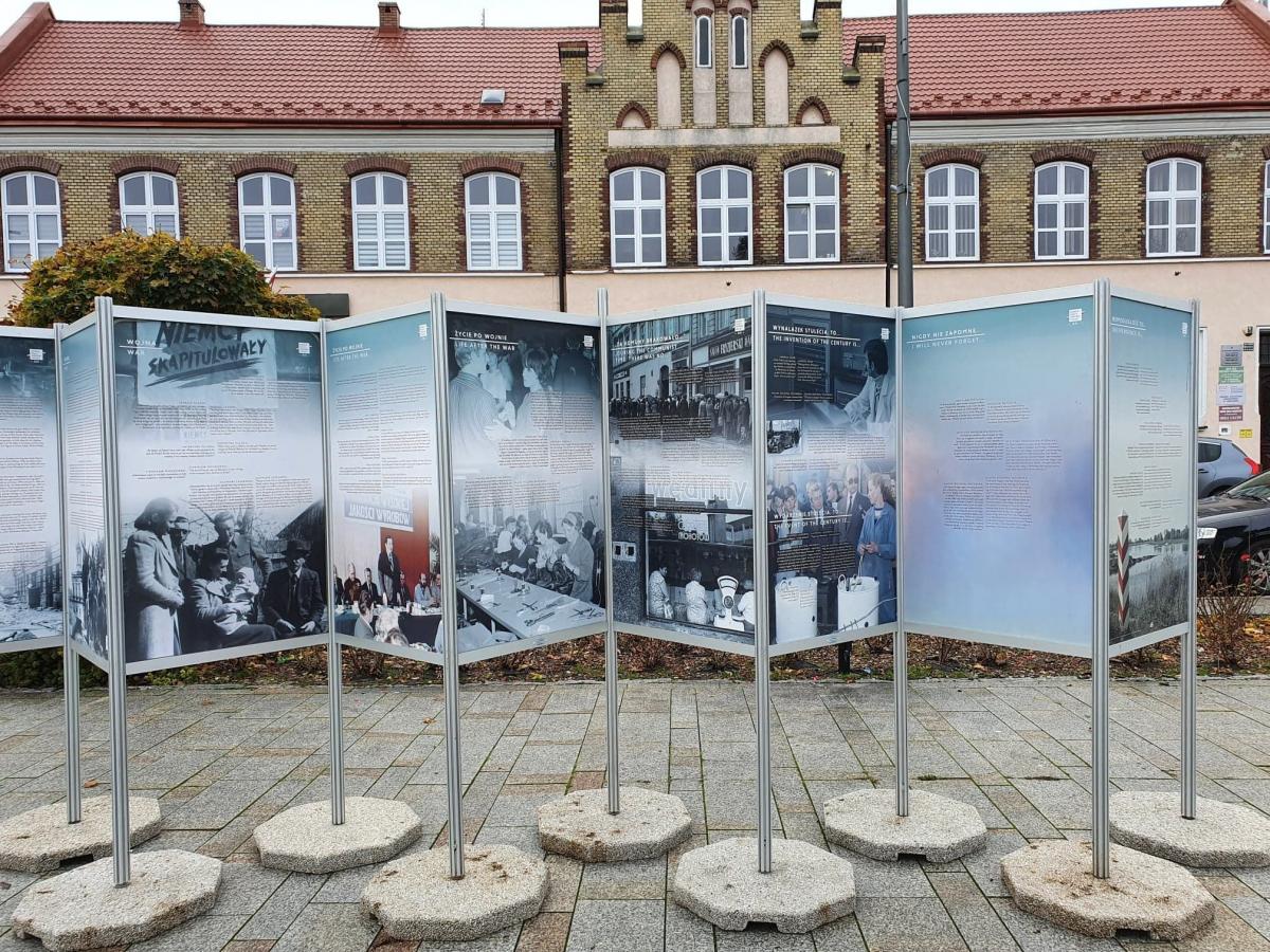Wystawa plenerowa „Rówieśnicy Niepodległej” przez ostatnie 2 lata sporo podróżowała po Polsce – można ją było obejrzeć w 12 miastach. Do końca listopada jest dostępna dla mieszkańców Lubaczowa.<br/>fot.Muzeum Kresów w Lubaczowie
