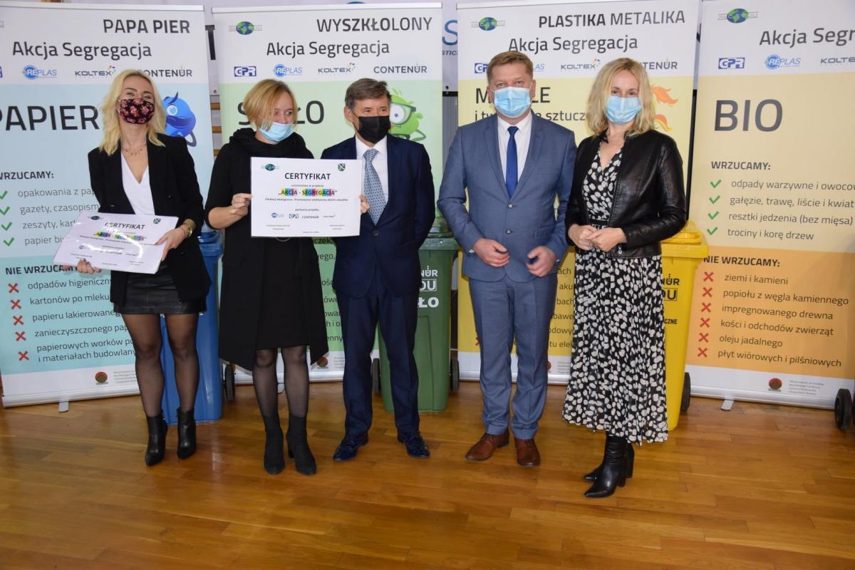 Podczas podsumowania przedsięwzięcia szkoły z dwóch gmin otrzymały pojemniki do segregowania odpadów.<br/>fot.UG Zarzecze