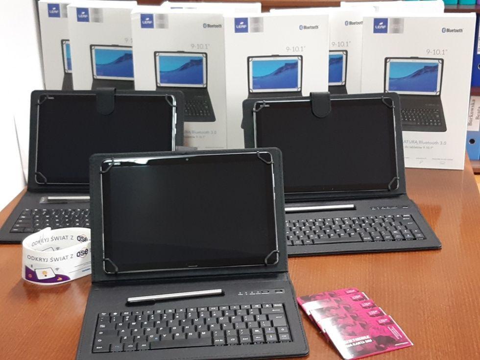 W tzw. Szkolnym Pakiecie Multimedialnym jarosławska placówka otrzymała (oczywiście bezpłatnie) 25 zestawów tabletów wraz z usługą mobilnego dostępu do Internetu.<br/>fot.Starostwo Powiatowe w Jarosławiu