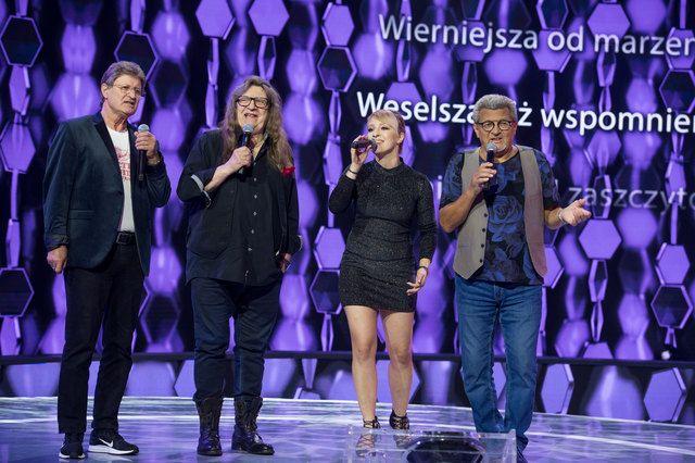 Justyna Kwaśna-Łapisz z zespołem Skaldowie.<br/>fot.materiały TVP