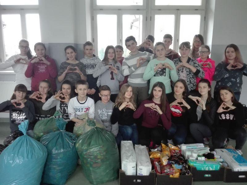 Szkolny Klub Wolontariatu działa w oparciu o plan stworzony przez wolontariuszy i opiekunów, ale zawsze w ciągu roku szkolnego pojawiały się akcje niezaplanowane. Zdjęcia z działań sprzed pandemii.<br/>fot.archiwum szkoły