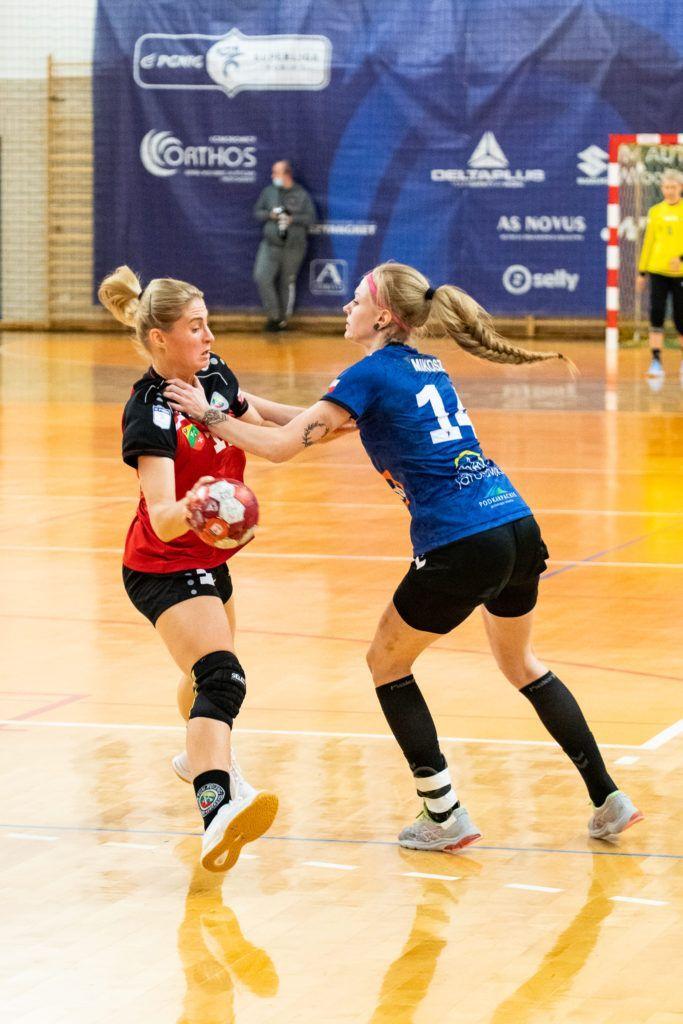 Zuzanna Mikosz (z prawej) rozegrała swój najlepszy mecz w barwach Eurobud Grupa JKS Jarosław.<br/>fot.PGNiG Superliga Piłki Ręcznej Kobiet
