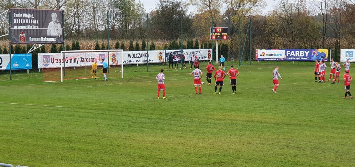 Za moment Mateusz Podstolak, skutecznie egzekwując rzut karny, zdobędzie jedyną bramkę w III-ligowych derbach pomiędzy Wólczanką Stal Systems Wólka Pekińska a KS Wiązownica.<br/>fot.www.facebook.com/wolczankastalsystems