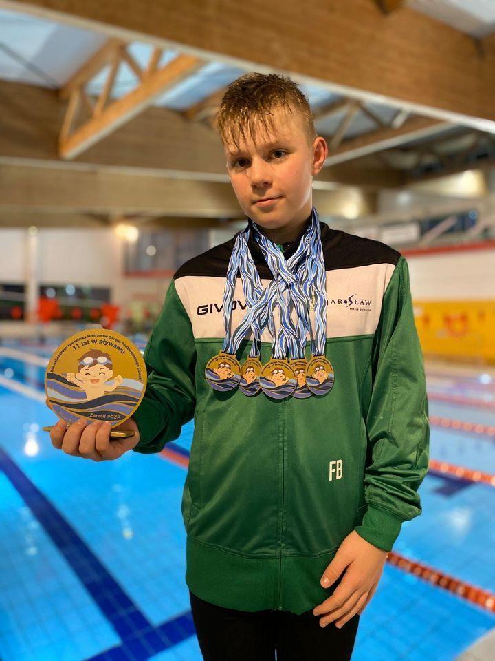 Fabian Brożyniak ma 11 lat. Reprezentuje AZS Jarosław. Jest uczniem szóstej klasy jarosławskiej SMS. W Nowej Dębie zdobył aż 5 złotych medali! <br/>fot.AZS Jarosław