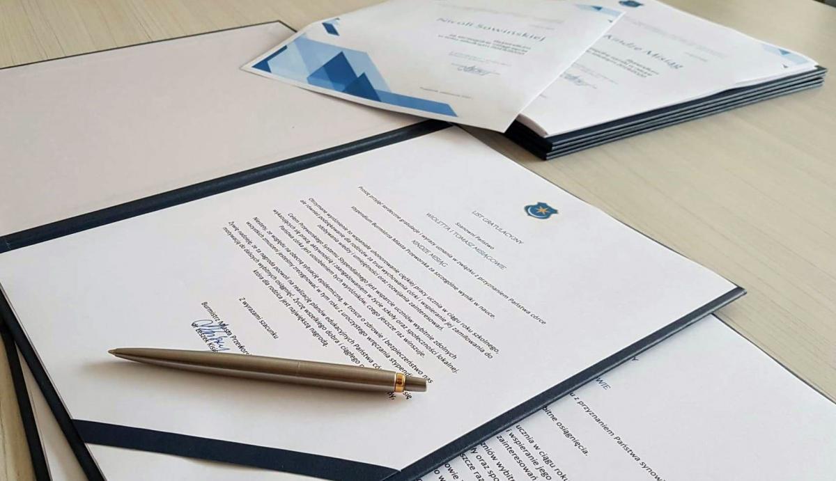 Niestety ze względu na pandemię burmistrz przekazał dyplomy stypendystom i listy gratulacyjne ich rodzicom z zacisza własnego gabinetu.<br/>fot.UM Przeworsk