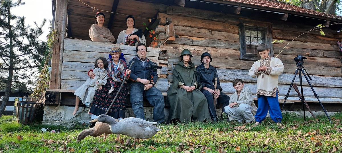 Ekipa filmowa na planie. W środku reżyser filmowego przewodnika Krystian Kłysewicz.<br/>fot.materiały organizatora