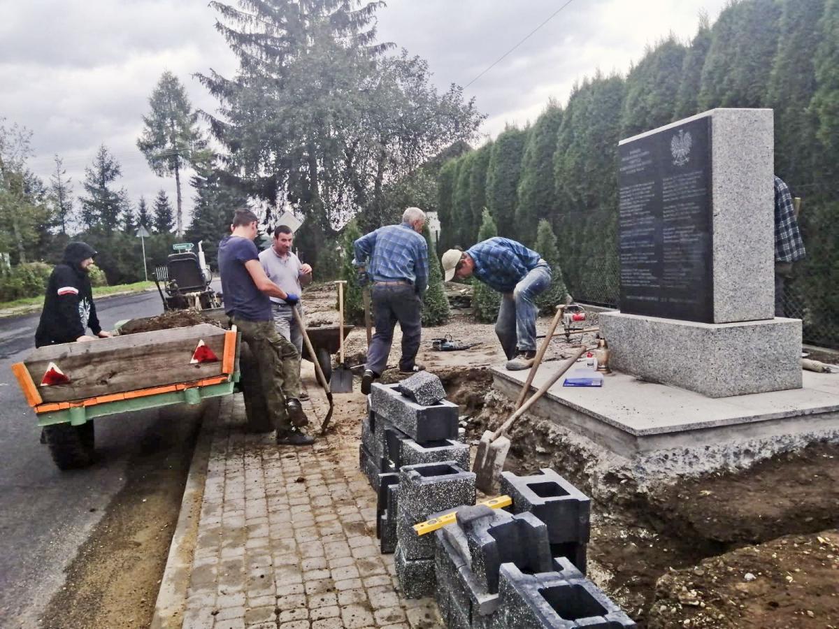 Mieszkańcy Rybotycz bezinteresownie wykonali wszystkie prace wokół pomnika ku czci pomordowanych mieszkańców wsi. Sami zrzucili się też na niezbędne materiały.<br/>fot.ze zbiorów własnych