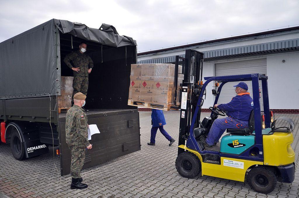 Pojemniki z płynem zostaną rozdysponowane do przemyskich przedszkoli, szkół, DPS-ów i innych jednostek miejskich.<br/>fot.UM Przemyśl