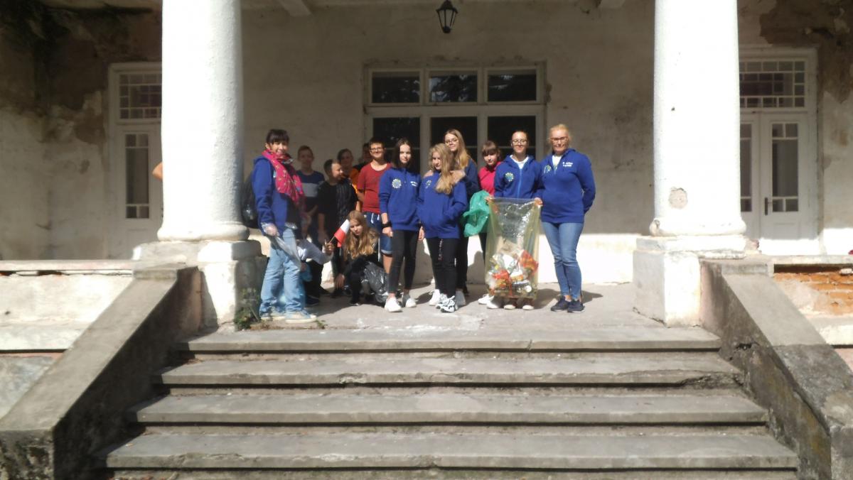W akcji sprzątania swojej miejscowości ochoczo wzięły udział dzieci i młodzież z SP w Stubnie.<br/>fot.UG Stubno