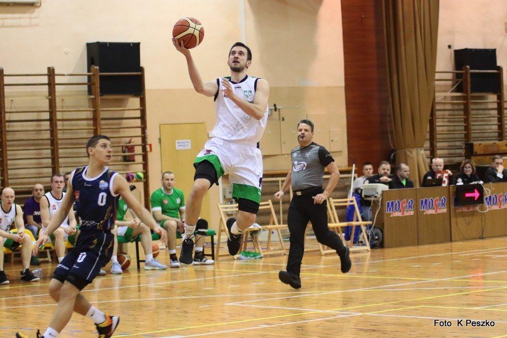 Wiktor Majka (z piłką) zdobył w Częstochowie 11 punktów.<br/>fot.Krzysztof Peszko
