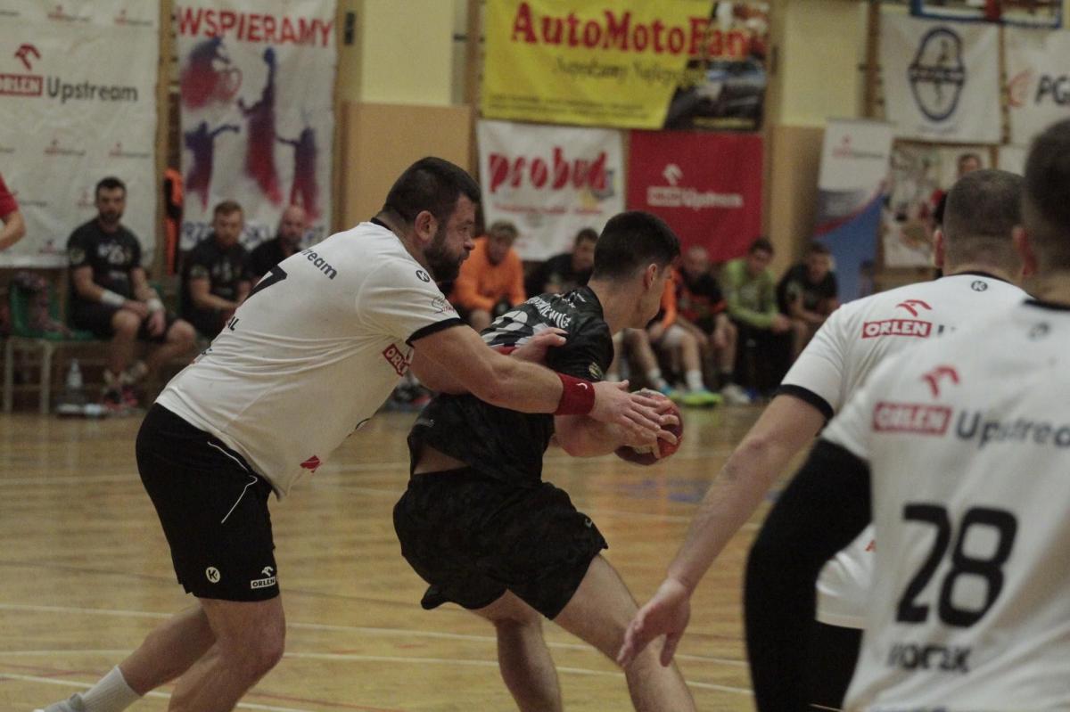 Przemyślanie (białe koszulki) sprawiali wrażenie, jakby na wygranej z KSZO Ostrowiec Świętokrzyski nie bardzo im zależało... Szkoda.<br/>fot.Kamil Krukiewicz