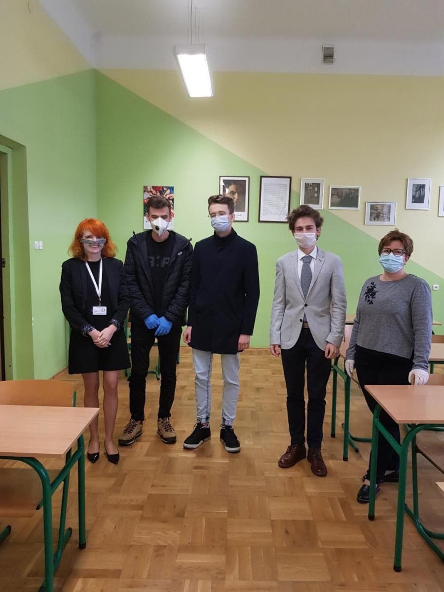 Exam Officer Agnieszka Zaleszczyk w towarzystwie kandydatów na egzaminy wstępne i anglistki Joanny Fudały.