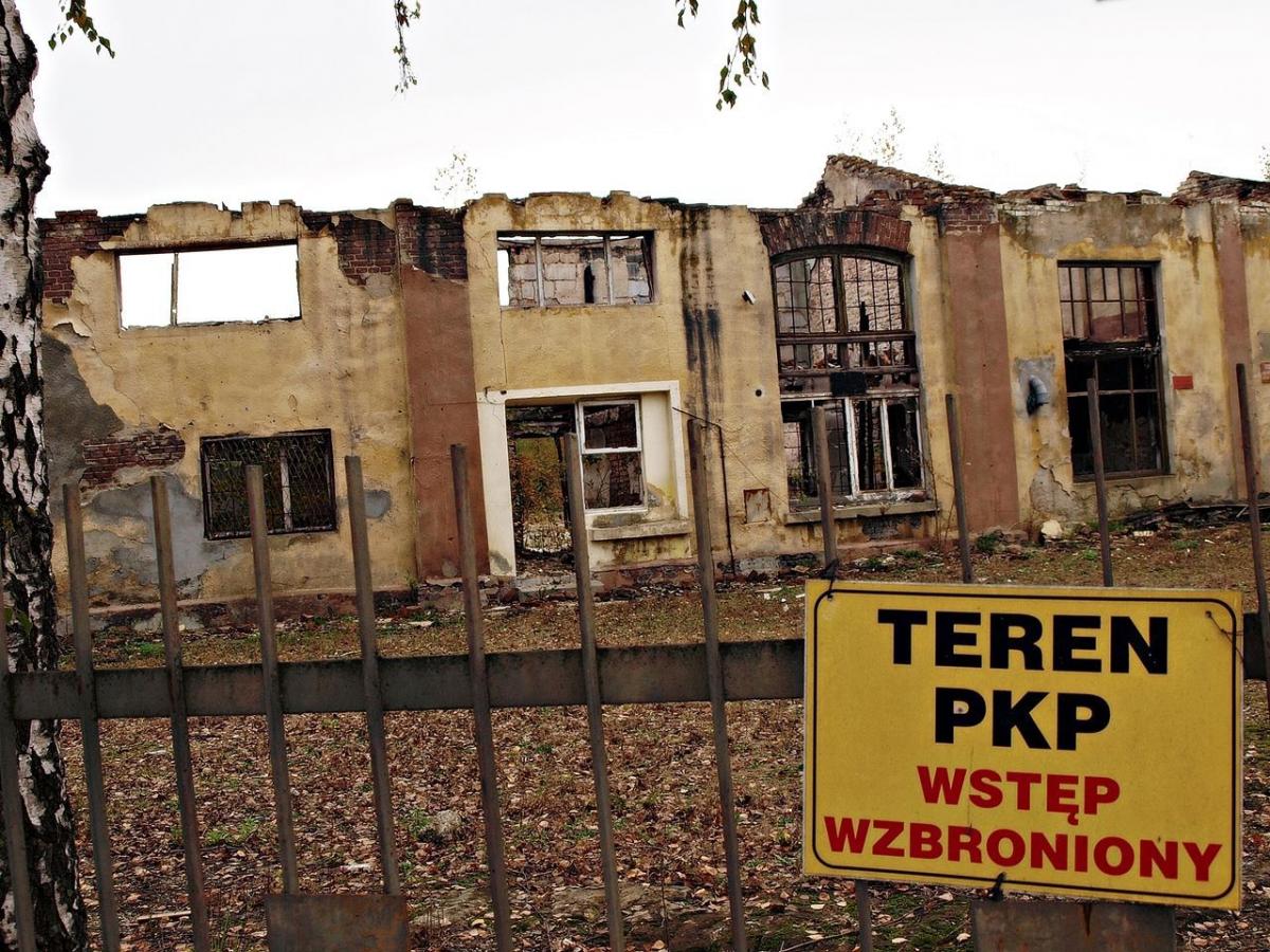 Teren przy ul. Maricakiej należy do kolei. Zarządcą jest Oddział Gospodarowania Nieruchomościami PKP w Krakowie. I to oni są zobowiązani do pilnowania go. <br/>fot.Mariusz Godos